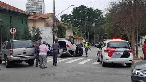 Carro Capota Ap S Batida Em Cruzamento Na Zona Sul De S O Paulo E