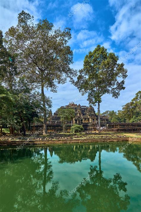 Vista del templo Baphuon en el complejo Angkor Wat es popular atracción