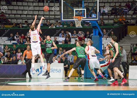 Tiro De Baloncesto En Un Juego Imagen Editorial Imagen De Jugadores