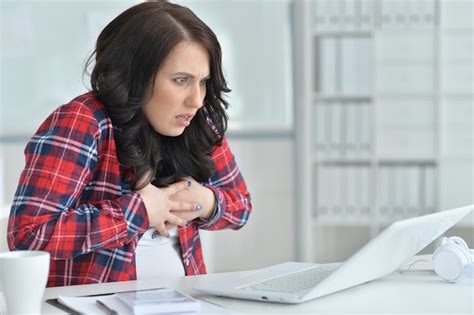 Retrato De Una Joven Empresaria Enojada Que Trabaja En La Oficina Con