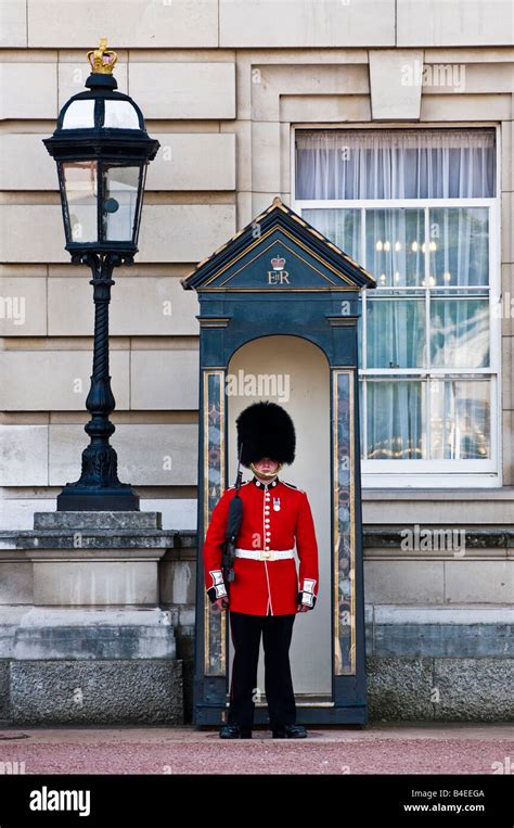 Queen Queens Guard Hi Res Stock Photography And Images Alamy