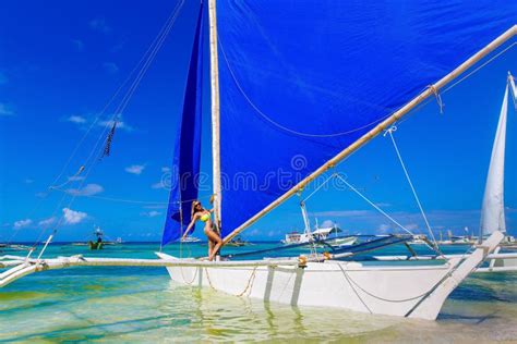 Chica Joven Hermosa Feliz En Bikini En Una Playa Tropical En Un Sa Foto De Archivo Imagen De