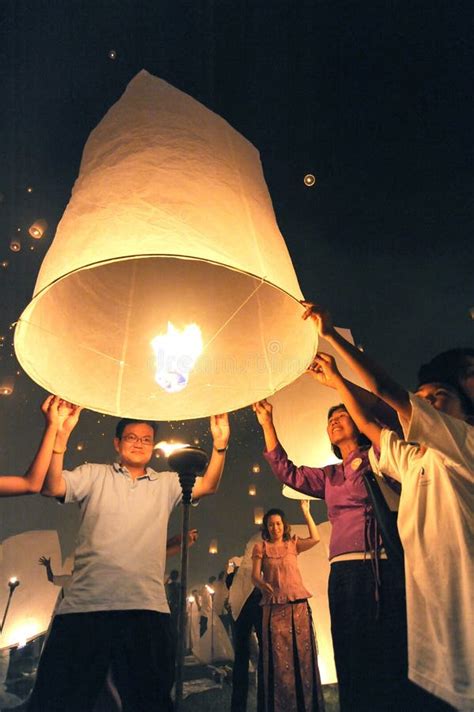 Launching sky lanterns editorial photo. Image of lighting - 102778986