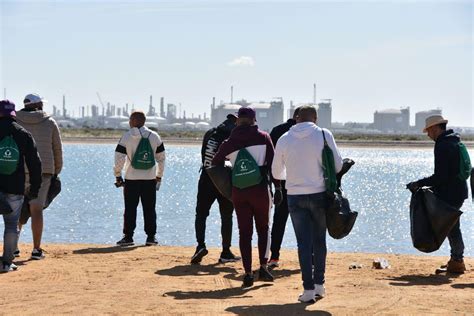 Internos Realizan Una Recogida De Residuos En La Playa De La Canaleta