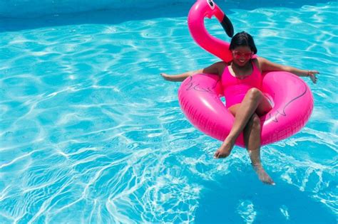 Souriante Jeune Femme En Bikini Se Détend Sur Un Flamant Rose Gonflable Dans La Piscine Jolie