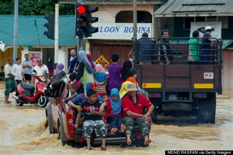 More Than 160 000 Evacuated From Worst Ever Floods In Malaysia Huffpost