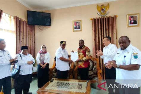 Pemprov Papua Barat Dan Bawaslu Teken Nphd Pilkada Rp55 04 Miliar