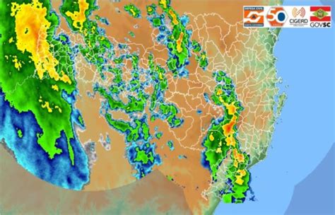 Frente fria avança por Santa Catarina e provoca temporais no Estado