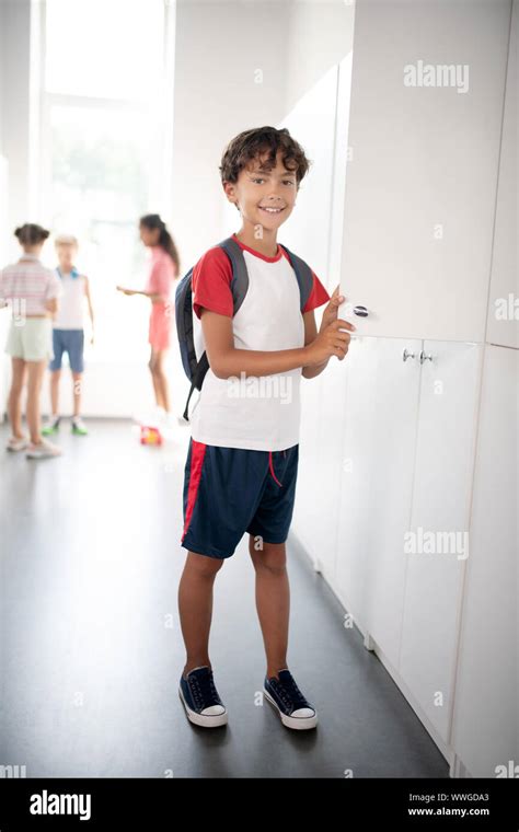 Casier Scolaire Garçon Banque De Photographies Et Dimages à Haute