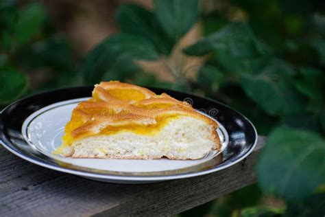 K Stlicher Kuchen Mit Aprikosenmarmelade Auf Einer Platte Crostata Mit