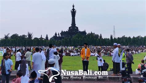 Nusabali Ribuan Umat Muslim Di Denpasar Laksanakan Salat Idul