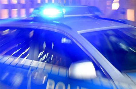 Vorfall in Aalen Unbekannte werfen faustgroße Steine auf Fahrzeuge