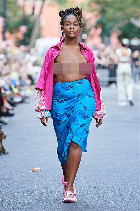 Dàn người mẫu bán nude mặc nội y diễn thời trang trên đường phố