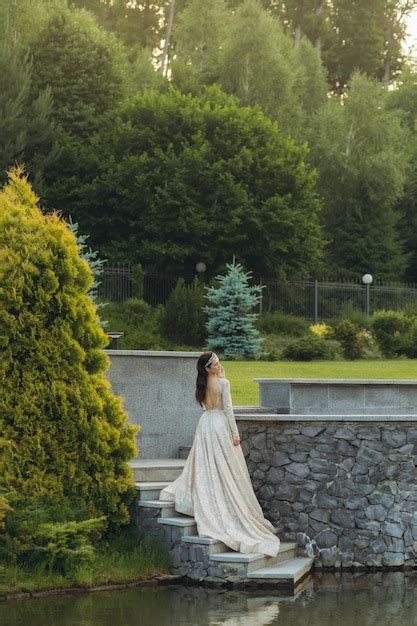 Retrato de una bella princesa en el jardín Foto Premium