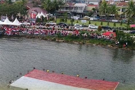 Rayakan Hut Ri Ke 77 Bendera Merah Putih Raksasa Dikibarkan Di Teluk