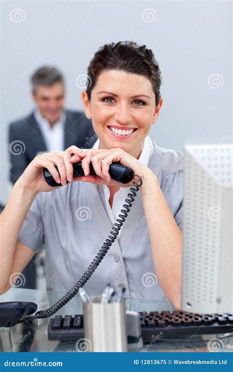 Donna Di Affari Del Brunette Sul Telefono Immagine Stock Immagine Di Usando Uomo