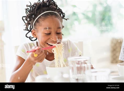 Niños Comiendo Comida Fotografías E Imágenes De Alta Resolución