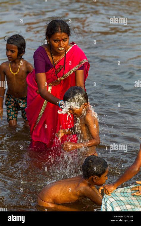 Indian woman and kids bathing in the Tungabhadra River, Hampi ...