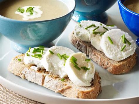 Toast Met Eiersalade Groene Kruiden En Krokante Kappertjes Libelle