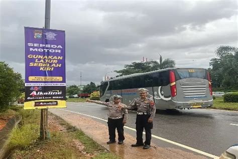 Tingkatkan Keselamatan Berkendara Satlantas Polres Barelang Pasang Spanduk Himbauan Riau Makmur