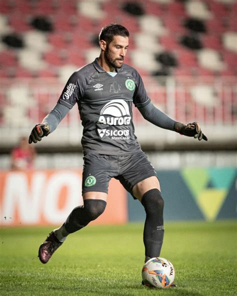 Em Busca De Um Goleiro Inter Analisa Nome De Gabriel Gasparotto Da