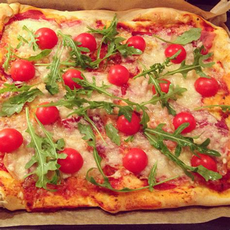 Pizza Mit Schinken Tomaten Rucola Und K Se Vegetable Pizza Daily