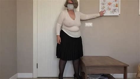 Madura bbw cambia bragas sacude su gran culo en la webcam El extraño admira pide mostrar el