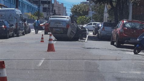 A Gazeta Carro Capota E Fica As Rodas Para Cima No Centro De Vila