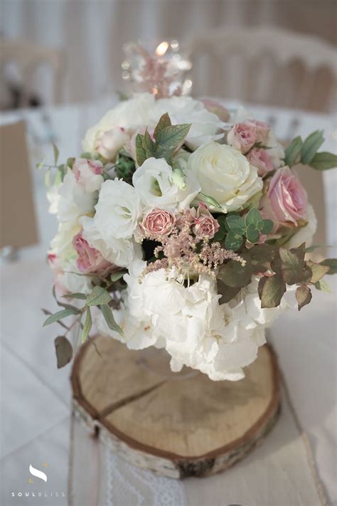 Centre De Table Fleurs Naturelles Rondin De Bois Lin Et Dentelle