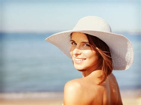 Fille Dans Le Bikini Et Nuances Sur La Plage Photo Stock Image Du