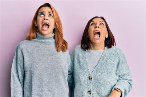 Madre E Hija Latina Con Ropa Casual Enojadas Y Locas Gritando Frustradas Y Furiosas Gritando Con