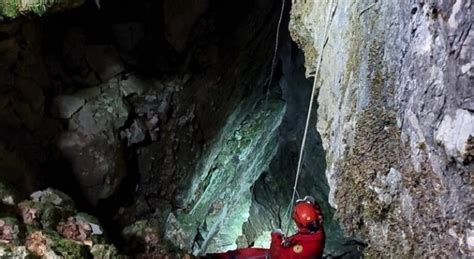 Speleologa ferita dai sassi, resta intrappolata in una grotta: corsa ...