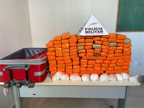 Pm Apreende Quilos De Maconha E Papelotes De Coca Na Em Porta