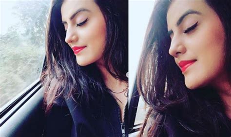 Bhojpuri Sizzler Akshara Singh Looks Hot As She Croons To Tu Tu Hai Wahi In This Viral Video