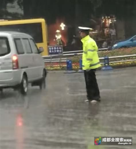 双流一交警暴雨中光脚指挥交通 网友：最美雨中人视频