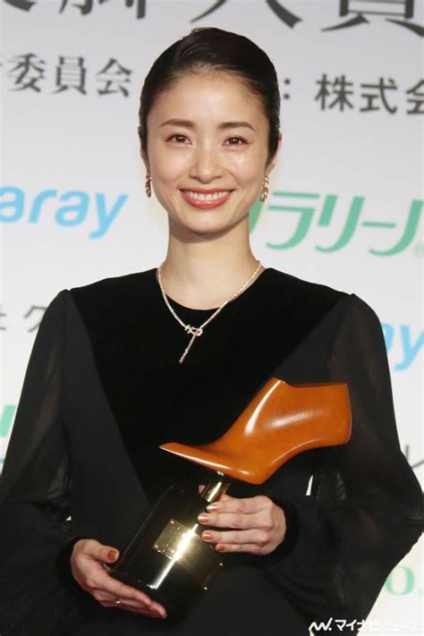 3児のママ・上戸彩、2度目の美脚大賞 子供の寝かしつけも筋トレに「抱っこひもをして」 マイナビニュース