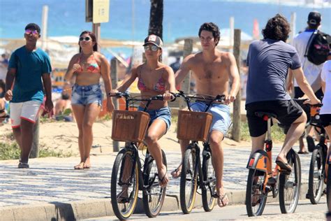 Foto Mariana Rios E Lucas Khalil Foram Vistos Juntos Em Dia De Praia