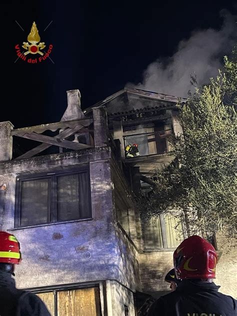 Colico Fiamme Devastano Una Casa Pompieri Al Lavoro Tutta Notte