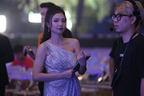 Fan Liên Quân Mobile biến Quần Ngựa thành chảo lửa Các hot girl cháy hết mình với chung kết