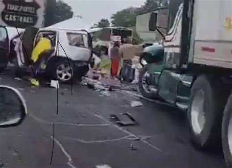 Maravatío Atlacomulco Fuerte accidente entre una camioneta y dos