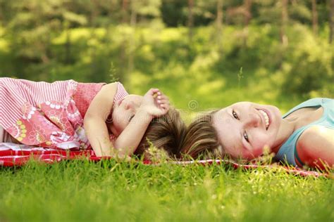 La Maman Et Sa Petite Fille Se Trouvent Sur Lherbe Photo Stock Image