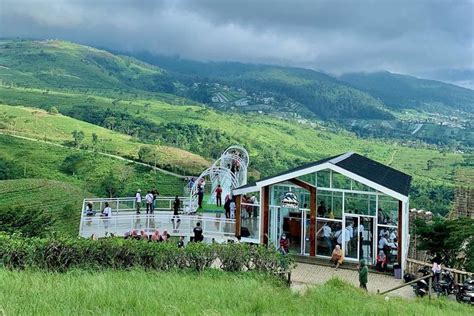 Foto Kemuning Sky Hills Wisata Jembatan Kaca Di Atas Hamparan Kebun