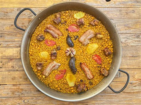 Paella con ingredientes de arroz al horno Socarròs recetas de