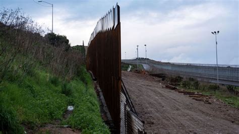 Us Mexico Border Wall Pentagon Authorises Bn Transfer Bbc News