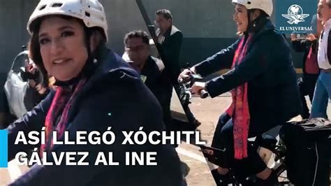 Llega Xóchitl Gálvez en bicicleta al INE para registrarse como