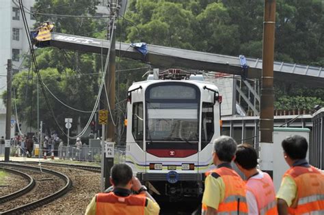 香港轻铁列车被起重吊臂砸中致18人受伤图新闻中心新浪网