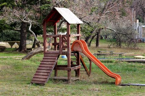 Équipement Public En Bois Extérieur De Terrain De Jeu Avec Les étapes