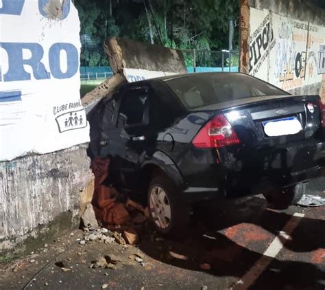 Carro Derruba Muro E Invade Clube Em Volta Redonda Sul Do Rio E Costa