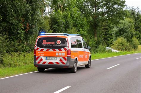 Auto Kommt Von Der Fahrbahn Ab Und Berschl Gt Sich Osthessen News