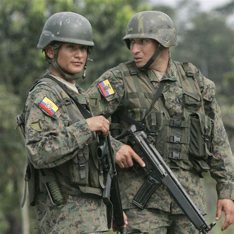 Militares Ecuatorianos En Suelo Colombiano En Medio De Un Operativo